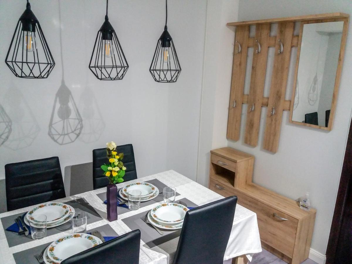 Aweshome City Apartment - 3 Bedrooms And Free Parking 德布勒森 外观 照片