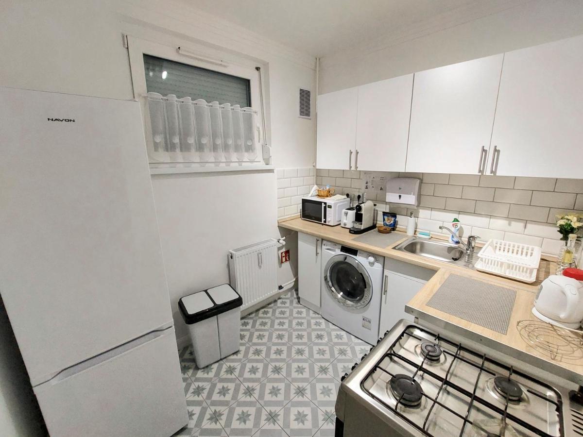 Aweshome City Apartment - 3 Bedrooms And Free Parking 德布勒森 外观 照片