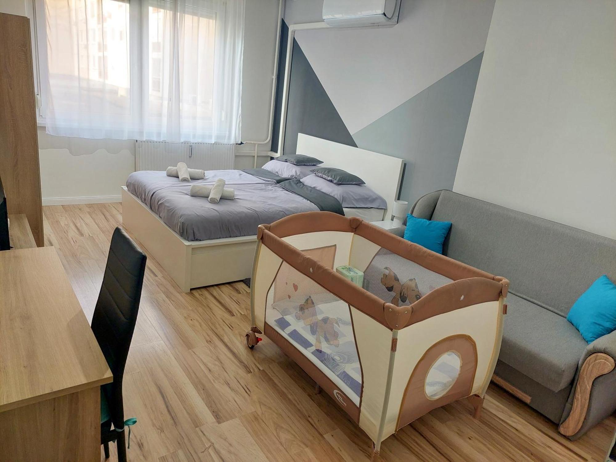 Aweshome City Apartment - 3 Bedrooms And Free Parking 德布勒森 外观 照片